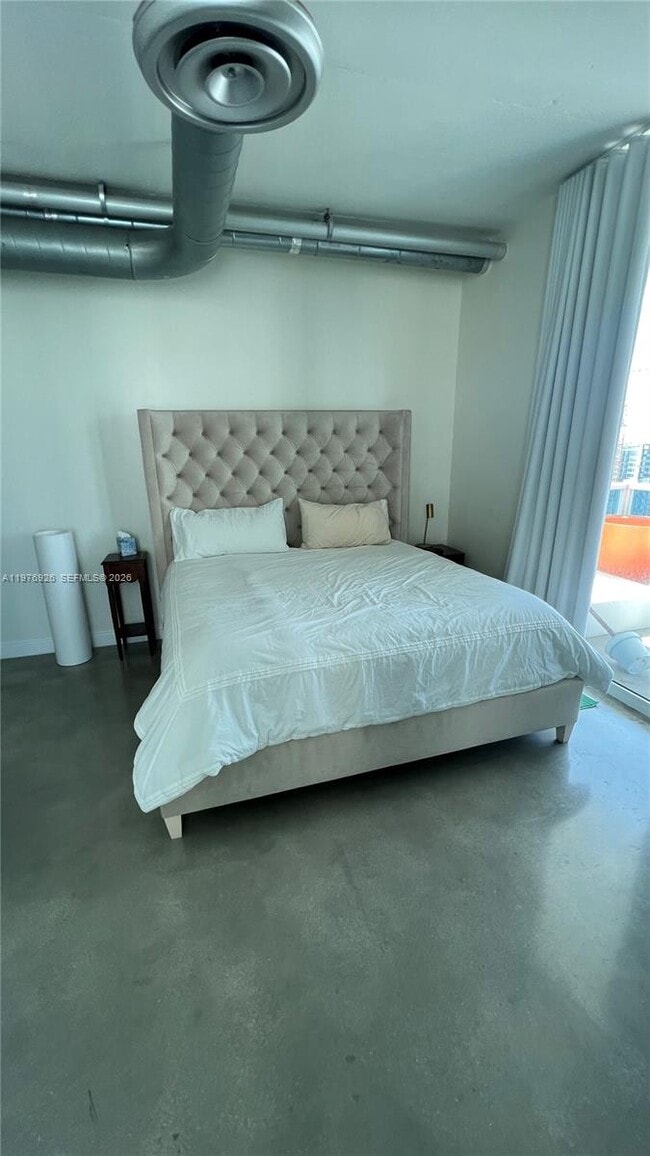 Building Photo - 700 NE 25th St