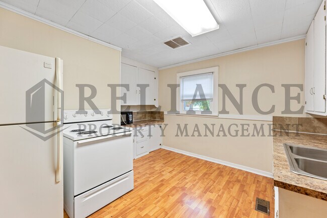 Building Photo - 612 N Custer St