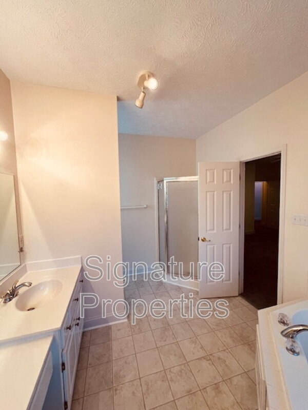 Building Photo - 5100 Beachmere Ct