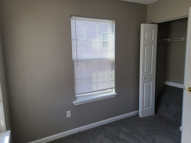 Building Photo - 3 Bedroom 2 1/2 bath Townhome for Rent in ...