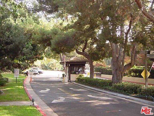 Building Photo - 4105 Summertime Ln