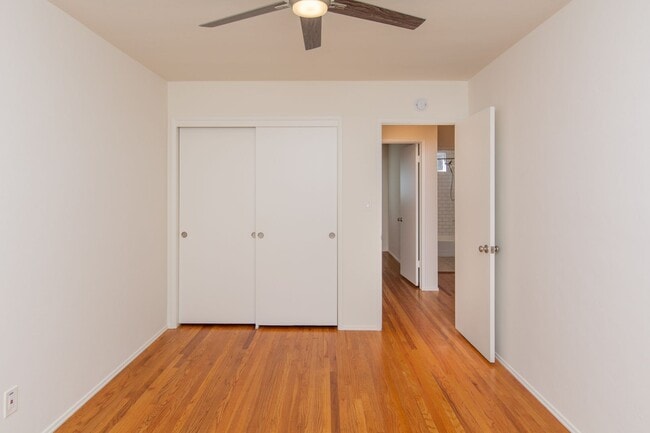 Building Photo - Spacious 2 bedroom / 1 bath home in Pacific Beach / Crown Point!