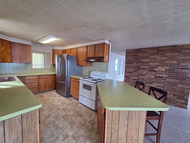Building Photo - 1545 Colchester Dr E