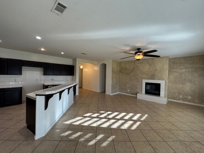 Building Photo - Spacious home with a pool! MOVE IN SPECIAL