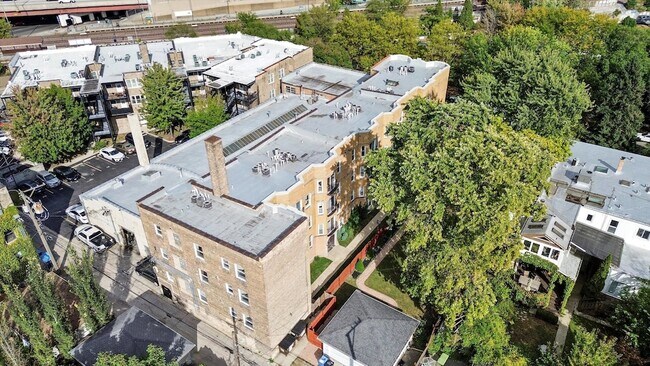 Building Photo - 3918 N Kedvale Ave