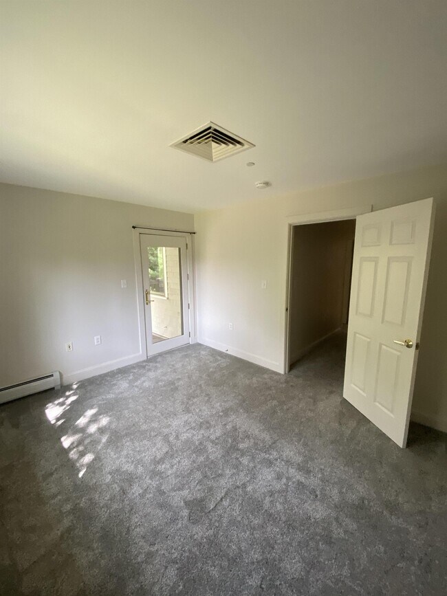 Building Photo - 49 Springbrook Dr