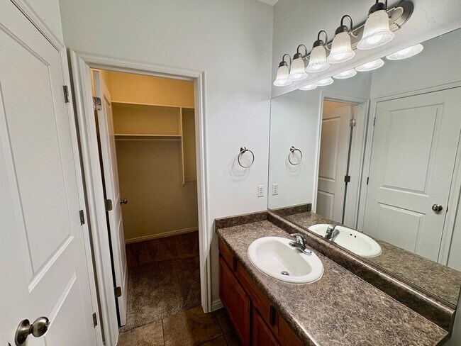 Building Photo - 520 N 2480 W
