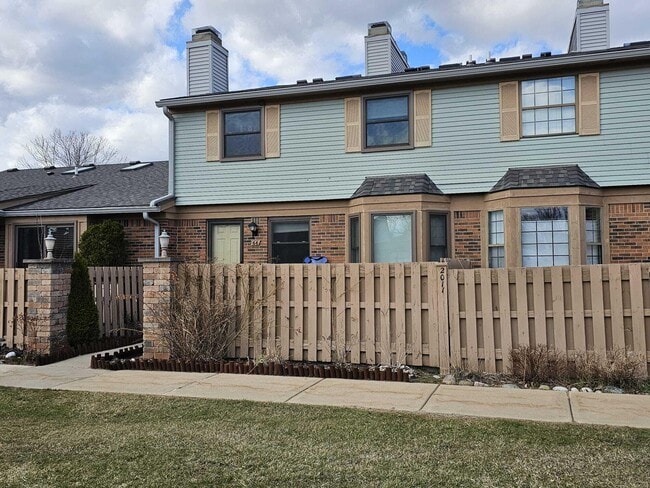 Building Photo - 2011 Vine Way Dr