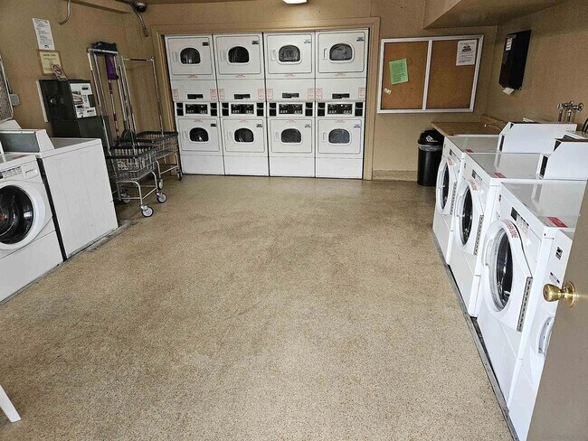 Building Photo - Upstairs 1-Bedroom in Central Location!