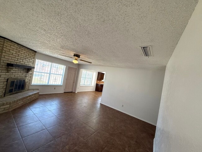 Building Photo - AVAILABLE NOW!!! Charming 3-bedroom, 2-bat...