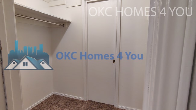 Building Photo - Half Duplex with Tons of Space!
