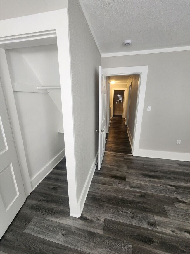 Building Photo - 307 E 22nd St