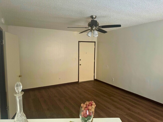 Building Photo - Cute Move-In Ready Studio Apartment