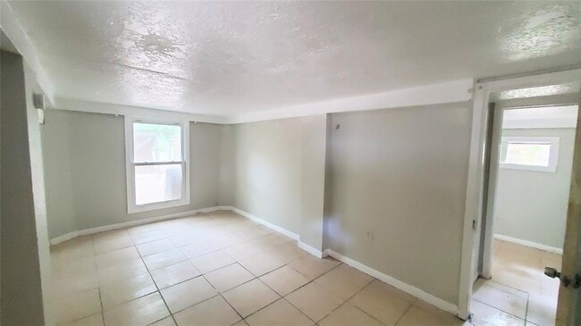 Building Photo - 5816 Pinehurst Dr