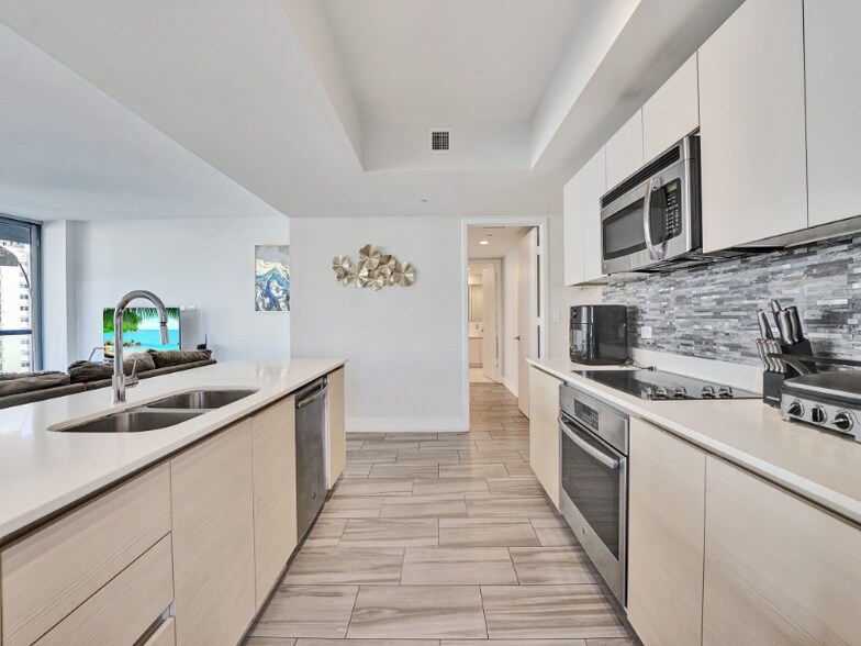 Building Photo - 2602 E Hallandale Beach Blvd