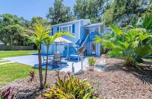 Building Photo - Charming Carriage House