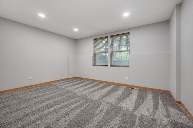 Building Photo - 5568 Cambridge Way