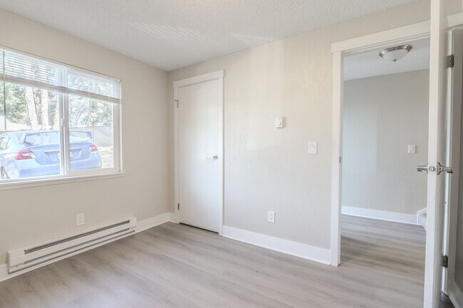 Building Photo - Open Concept Townhome with Balcony