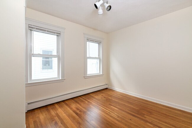 Building Photo - 305 Hurley St