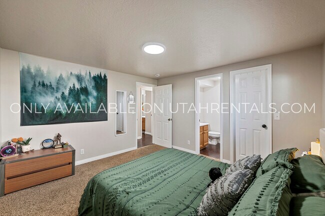 Building Photo - 1660 Willowbrook Dr