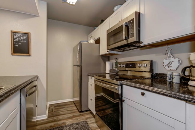 Building Photo - 935 Saturn Dr