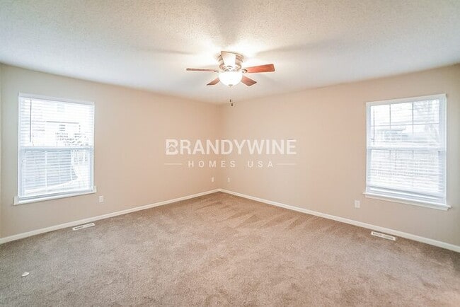 Building Photo - 914 SW Foxtail Dr