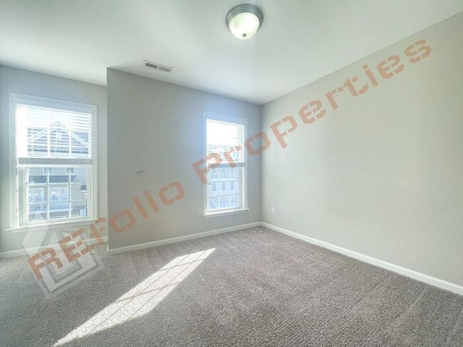 Building Photo - Beautiful End Unit 3 Story 4 bedroom, 3.5 ...