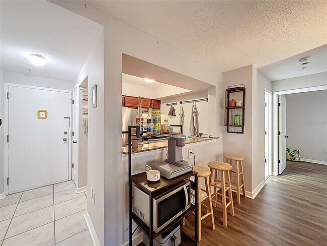 Building Photo - 406 S Cedar Ave