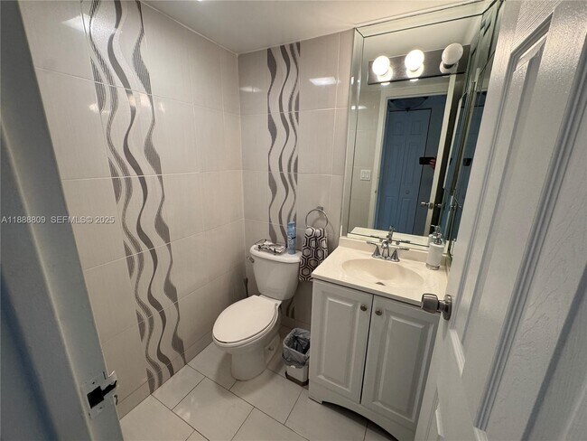 Building Photo - 100 Bayview Dr