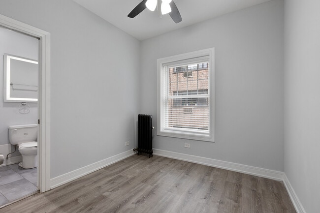 Building Photo - 1063 W Glenlake Ave
