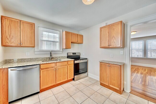 Building Photo - 832 St James Ave