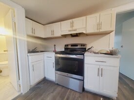 Building Photo - 76 Pearsall Ave