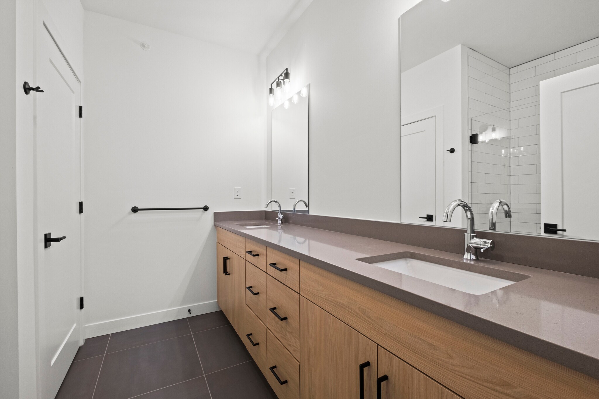 Building Photo - 3009 N Oak Trafficway