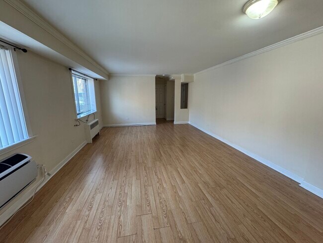 Building Photo - 2704 W Lunt Ave