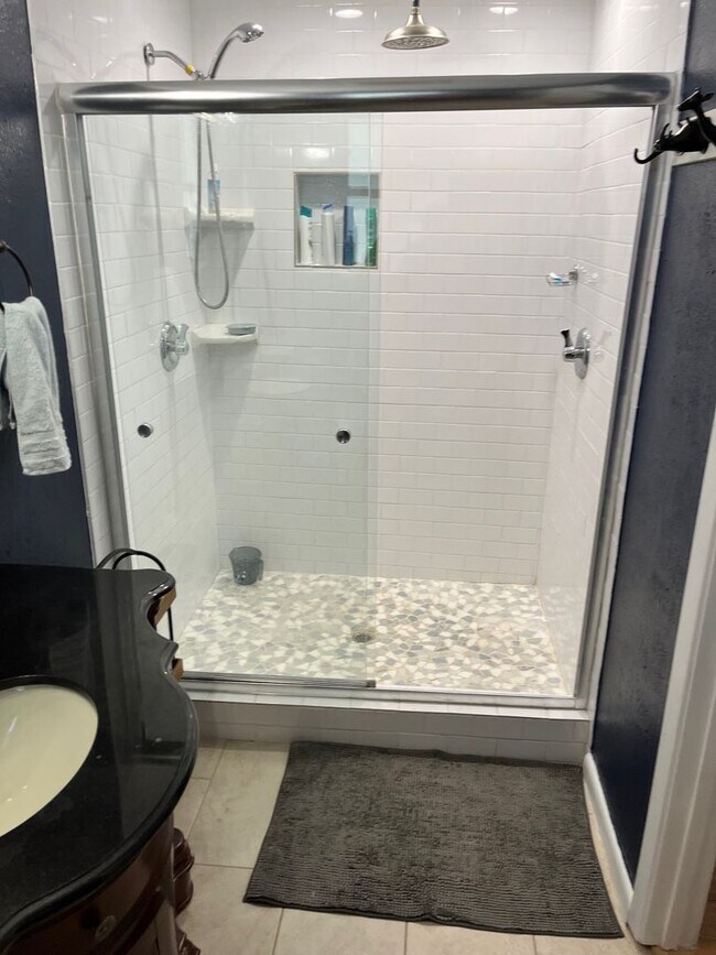 Building Photo - 830 Blackburn St