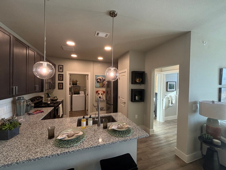 Building Photo - 425 El Rio St