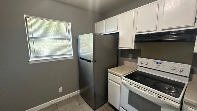 Building Photo - 224 Greenleaf Cir