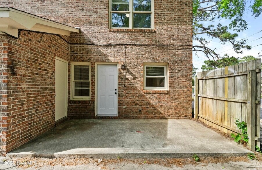 Building Photo - 321 Lennon Dr