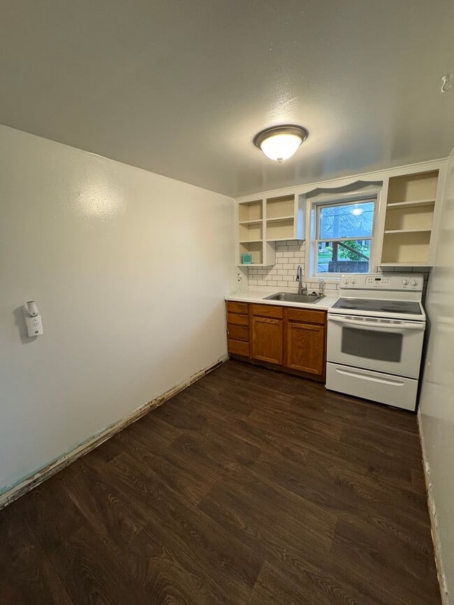 Building Photo - 1300 5th Ave N