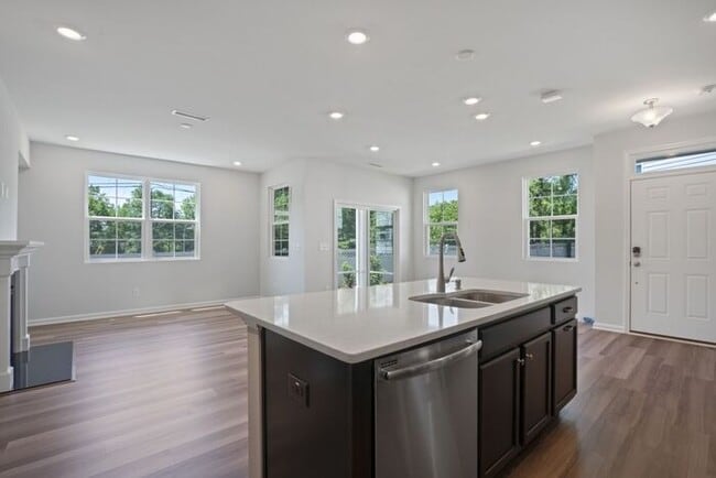 Building Photo - End Unit Townhome | Screened Back Porch | ...