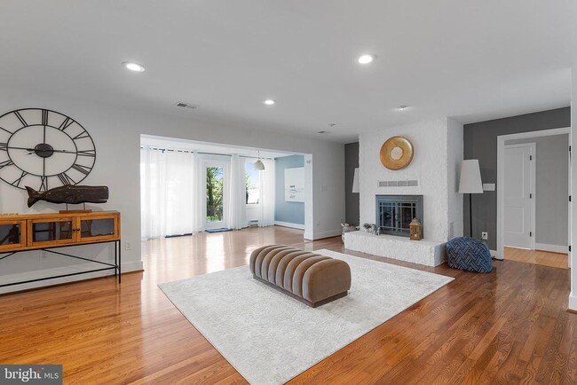 Building Photo - 5837 River Dr