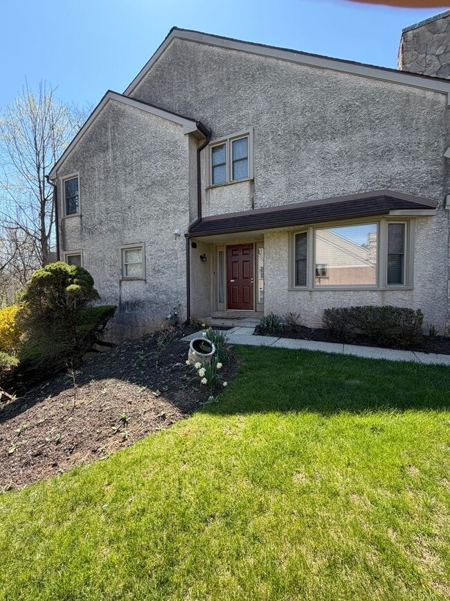 Building Photo - 3BR - WOODED VIEWS • FINISHED BASEMENT • BONUS LOFT • TE SCHOOL DISTRICT