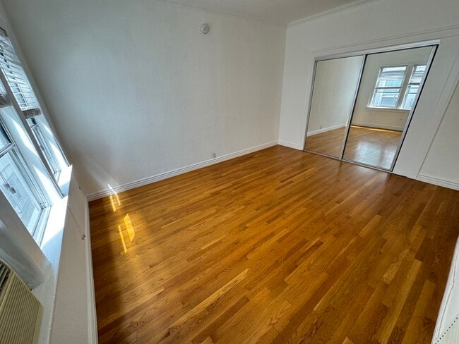 Building Photo - 1960 Argyle Ave