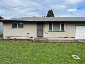 Building Photo - Solid 2 bedroom 1 bath duplex with garage!