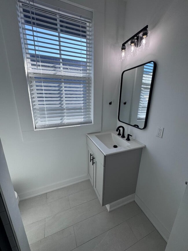 Building Photo - 300 E 3rd St