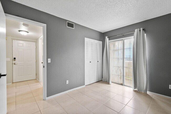 Building Photo - 1631 SE Green Acres Cir