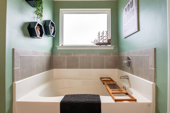 Building Photo - 4830 Fairmont Dr