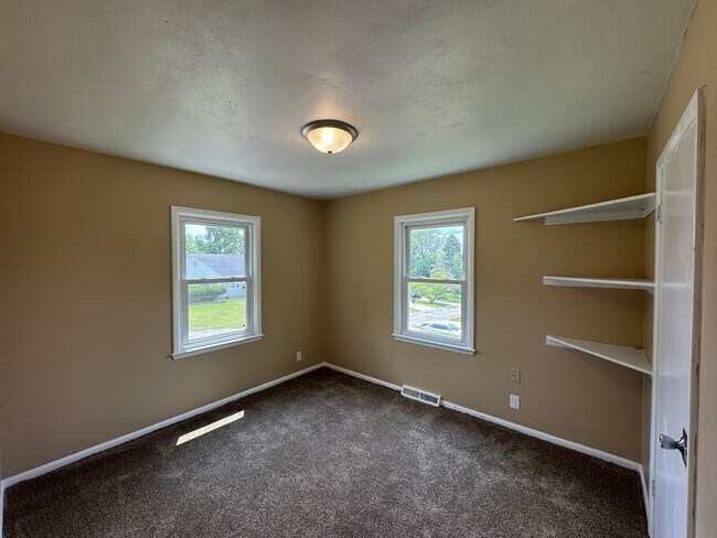 Building Photo - Spacious Rock Island Home with Family Room and Garage!