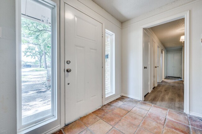 Building Photo - 1710 Green Oaks Dr