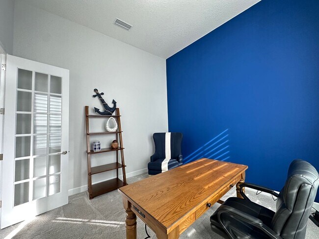 Building Photo - Fully Furnished, Stunning 4/4, Available I...